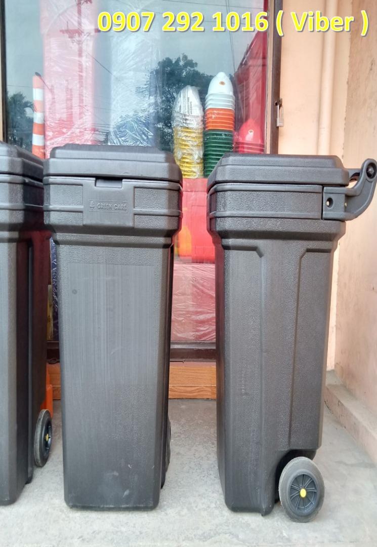 Roller king trash bin w/wheels 150L 201, Furniture & Home Living