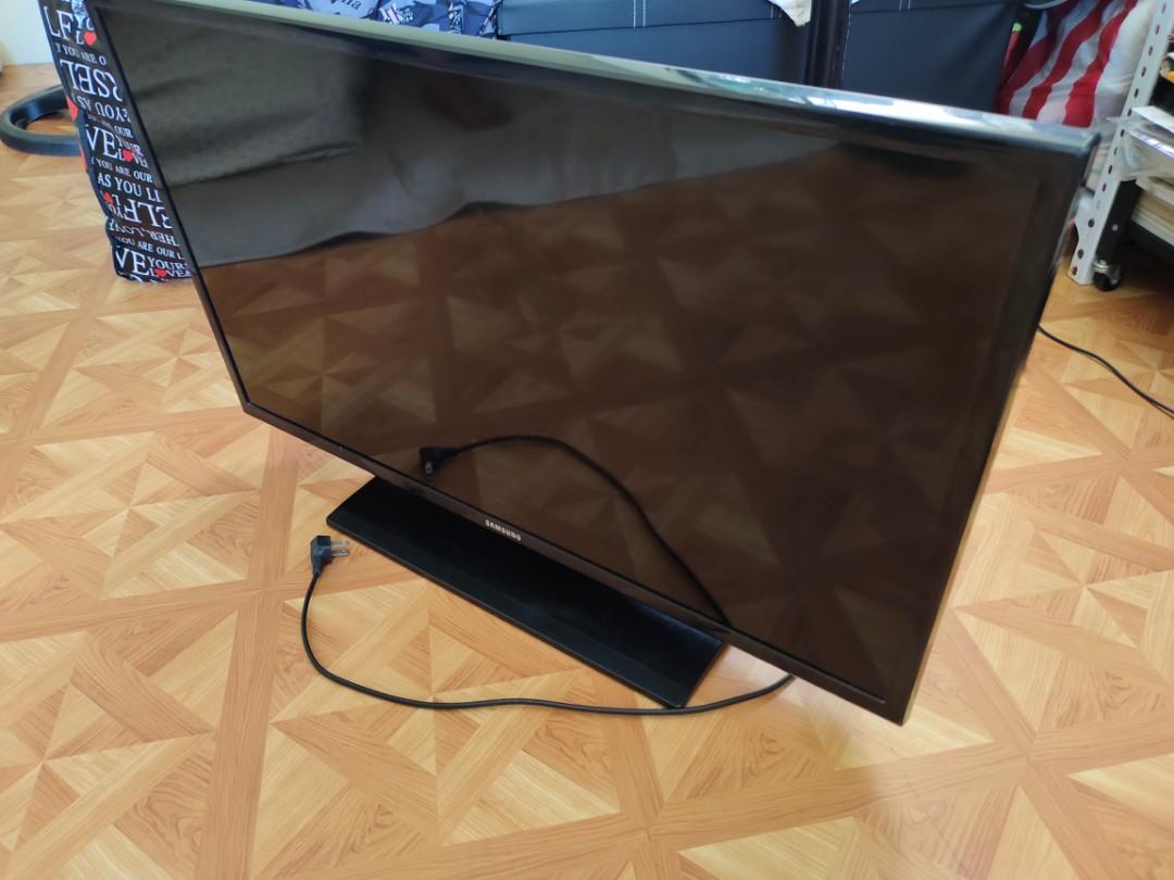 Samsung LED tv (Category: TV) located in Paranaque City. Submitted by arkco (Listing ID 1175222395, Image 1). Description: with remote no issue RFS bought a smart tv #topitems.