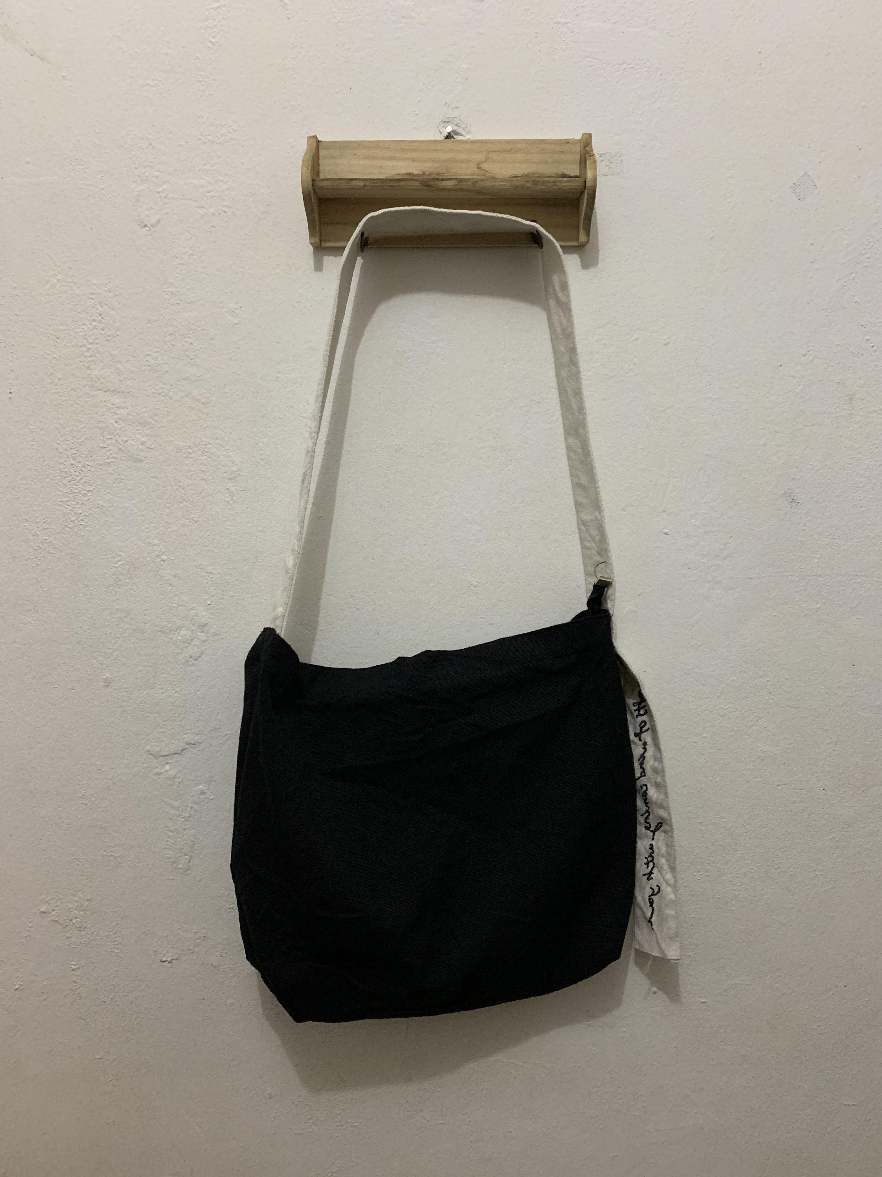 Plain black sling bag hotsell