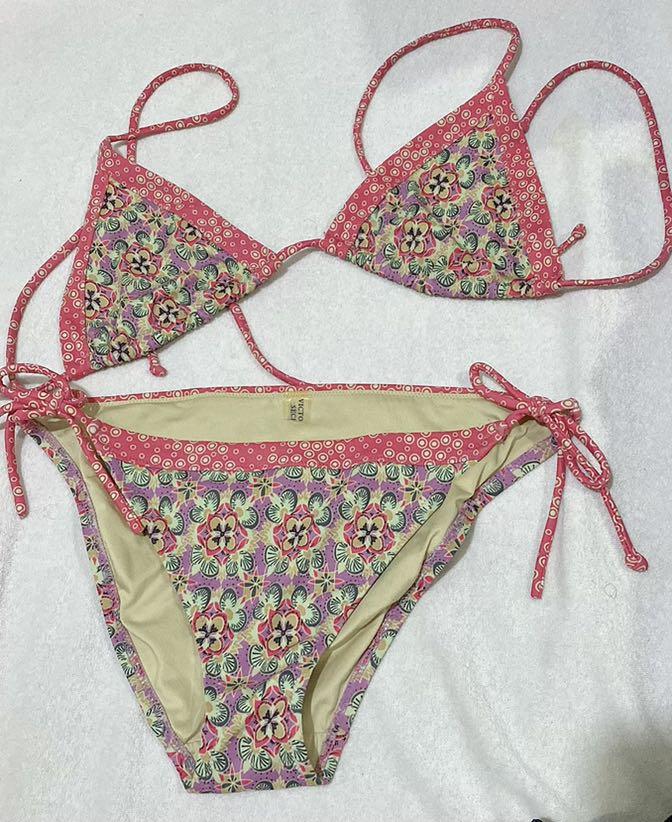 victoria’s Secret Swimsuit (Category: Bikinis & Swimsuits) located in Makati City. Submitted by decluttermakati (Listing ID 1175267826, Image 1). Description: .