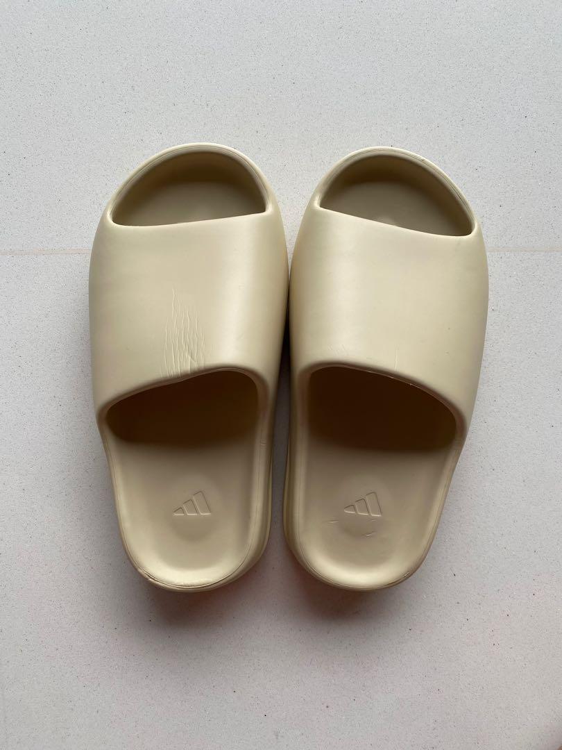 YEEZY SLIDES SIZE 4 US/UK BONE WHITE, Men's Fashion, Footwear, Flipflops  and Slides on Carousell