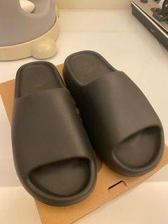 （或換uk10）全新 有單 行貨 UK9 Adidas Yeezy Slide Onyx 黑色 拖鞋
