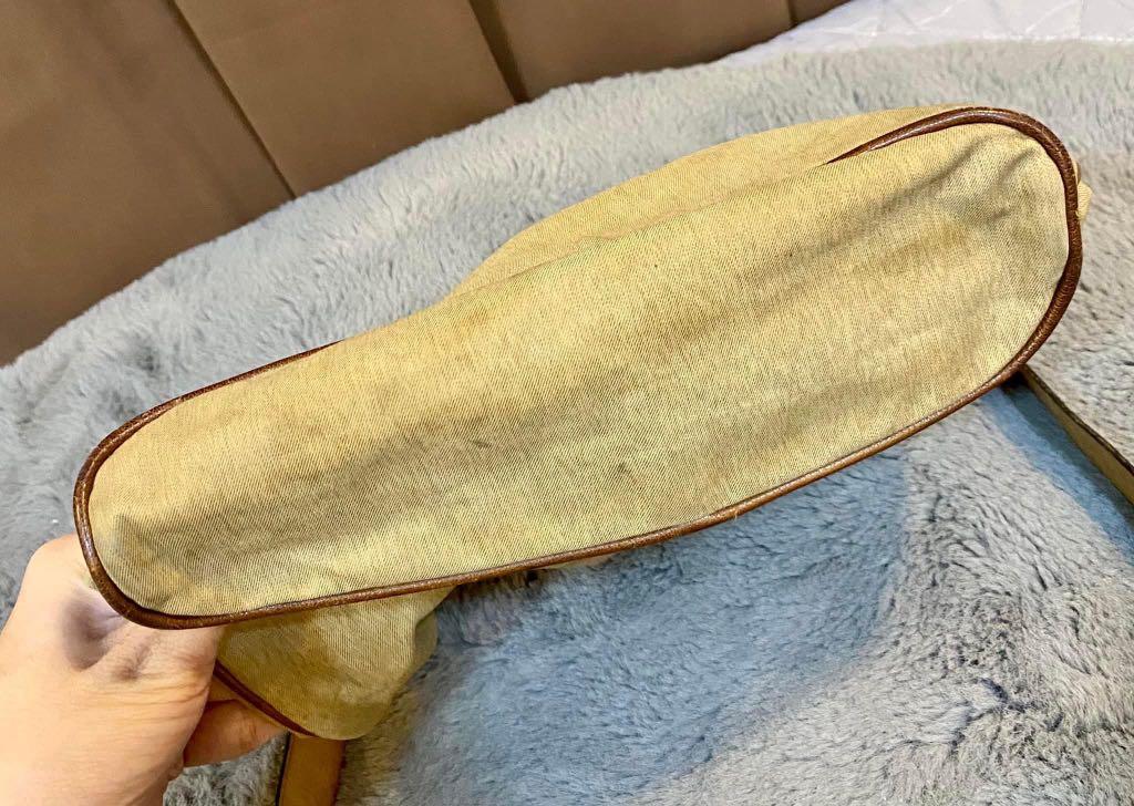 Authentic Trussardi Messenger Bag (Category: Luxury Bags & Wallets) located in Pasig City. Submitted by rmark (Listing ID 1175410100, Image 3). Description: Authentic Trussardi. Look at it carefully before sending offers. Money back guaranteed of proven fake. Payment: Gcash.