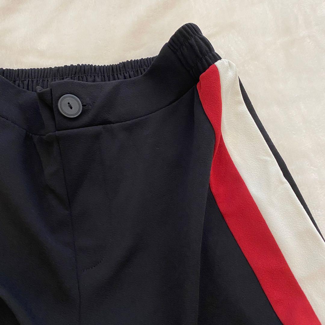 bershka wide leg track pants (Category: Other Bottoms) located in Quezon City. Submitted by declutter.kat (Listing ID 1175308397, Image 3). Description: never used, only tried it on fits s dm for ww rfs: decluttering.