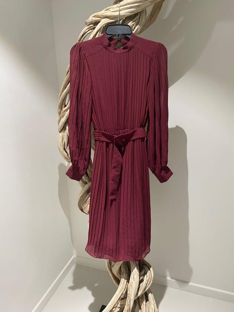 BNWT ZARA burgundy pleated midi dress XS, Women's Fashion, Dresses & Sets, Dresses on Carousell BNWT ZARA burgundy pleated midi dress XS, Women's Fashion, Dresses & Sets, Dresses on Carousell