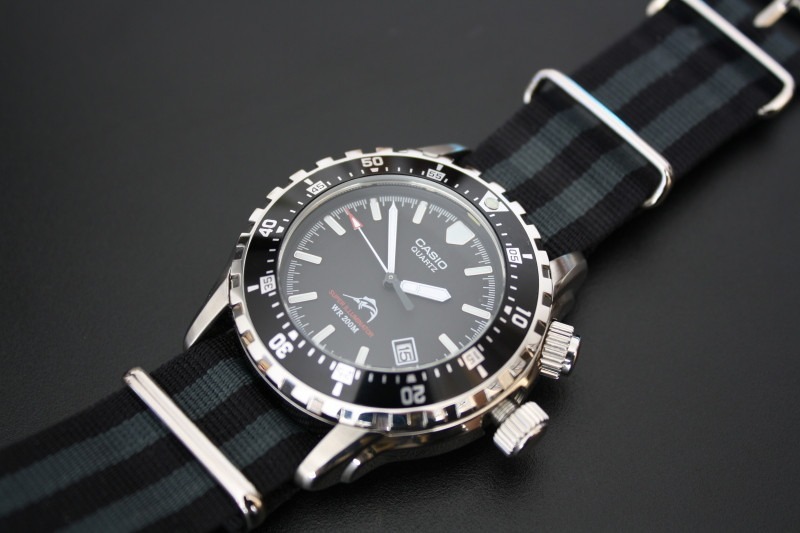 Casio MDV102 Super Illuminator Date Quartz Men s Divers watch