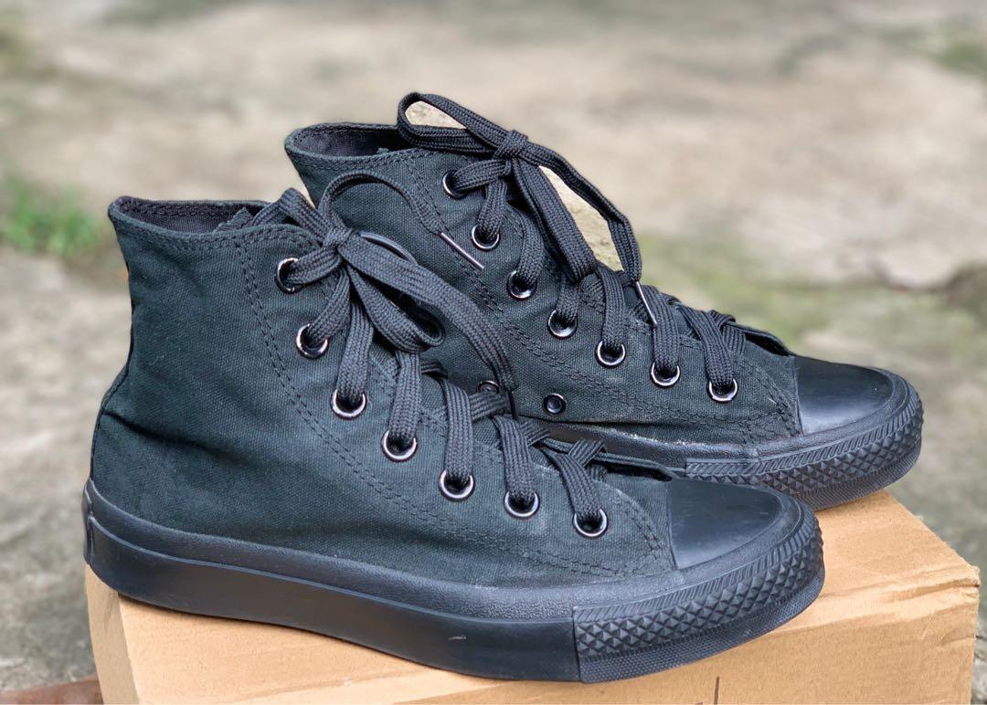 Solid black chuck taylors 2025