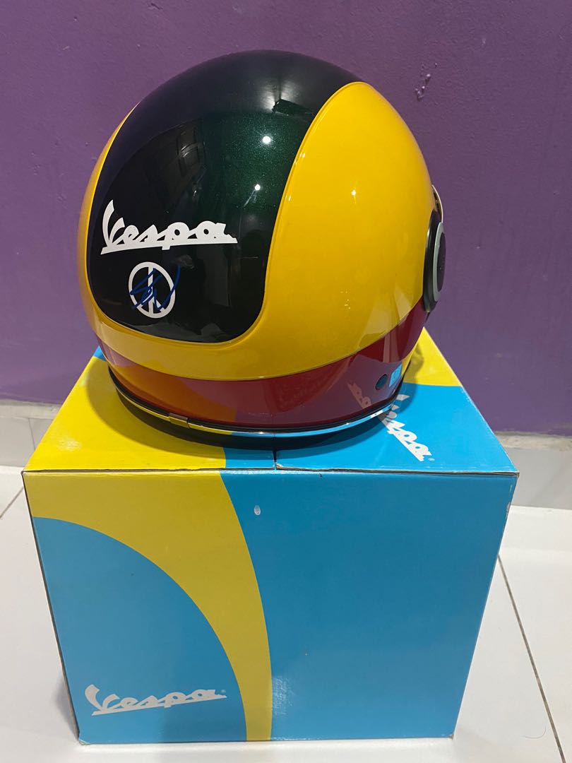Sean wotherspoon deals vespa helmet