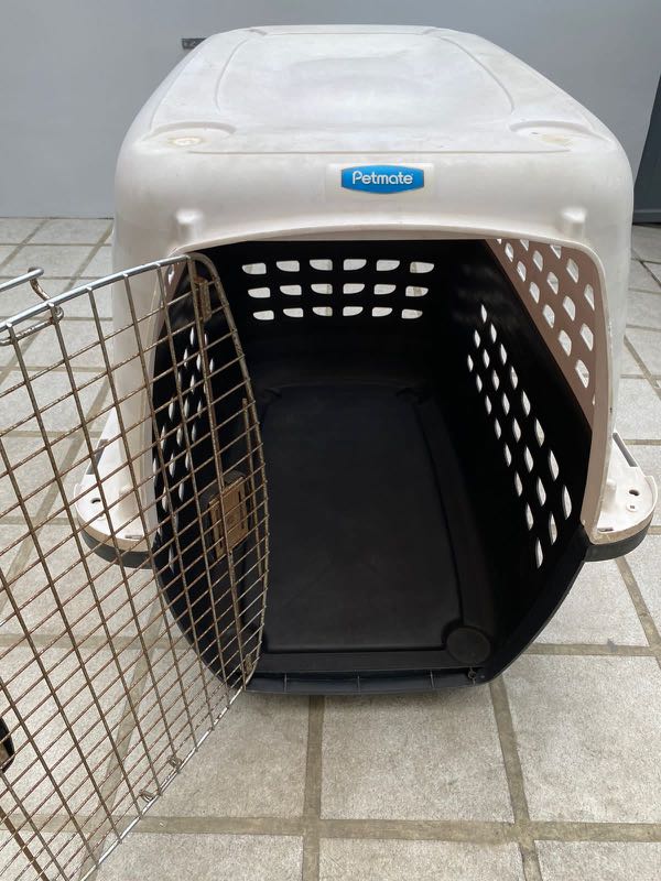 Kennel box Petmate 40 inch good condition, Perlengkapan Hewan, Aksesoris Hewan di Carousell