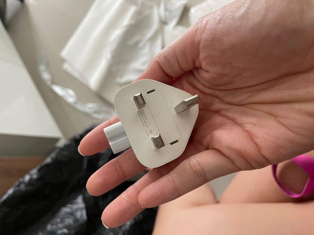Macbook charger adaptor (Category: Chargers) located in Taguig. Submitted by sourcedbym (Listing ID 1175287643, Image 1). Description: Adaptor for macbook Macbook Apple Wall plug.