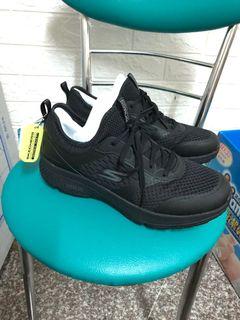 Skechers 跑步鞋