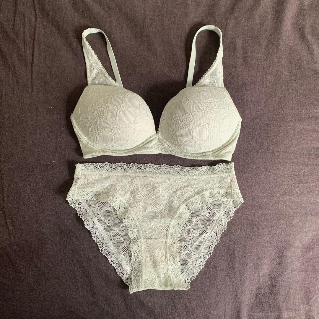 Uniqlo Seamless Lace Panties Underwear Bra Set of 2, Women's Fashion, New  Undergarments & Loungewear on Carousell