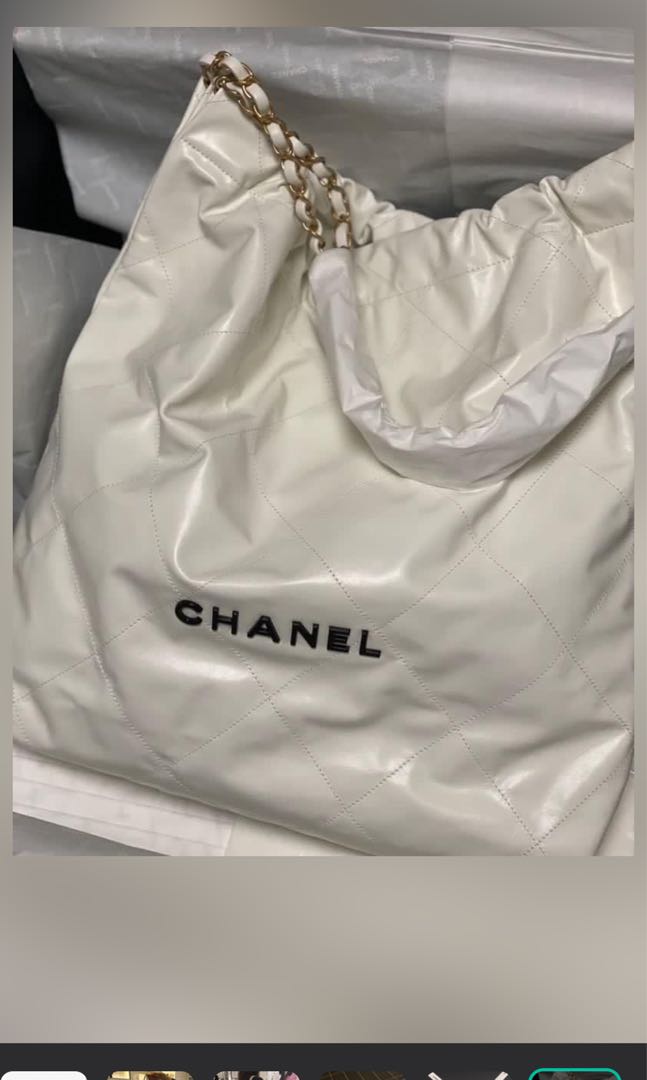 CHANEL 22 LARGE SIZE - GOLD vs WHITE! ❤️ side by side comparison! CHANEL  HOTTEST IT BAG! 
