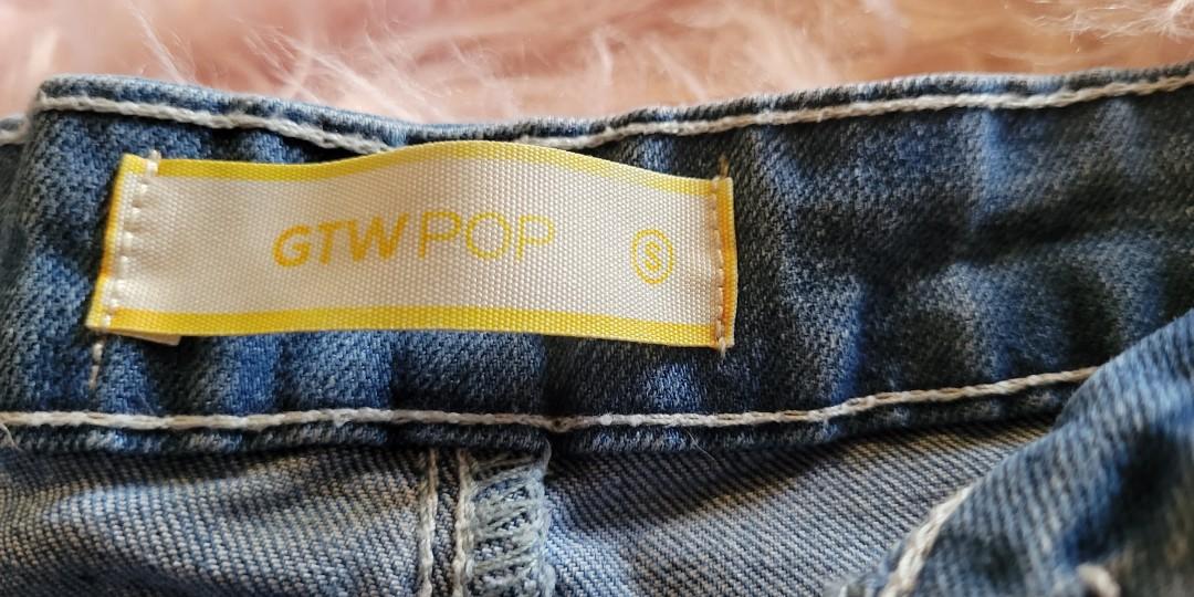 Denim shorts w Decals (Patches) (Category: Shorts) located in Antipolo. Submitted by issa_wardrobe (Listing ID 1170304220, Image 3). Description: Barely used denim shorts with cute decals and patches!!! Payment: Gcash/Paypal/COD Brand: GTW Pop Rfs: Decluttering. Price is negotiable so feel free to message me :>.