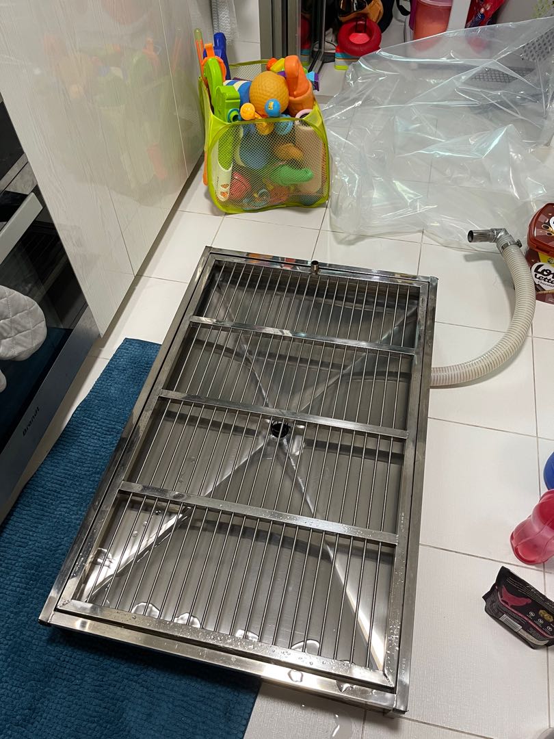 Dog pee store tray with drainage
