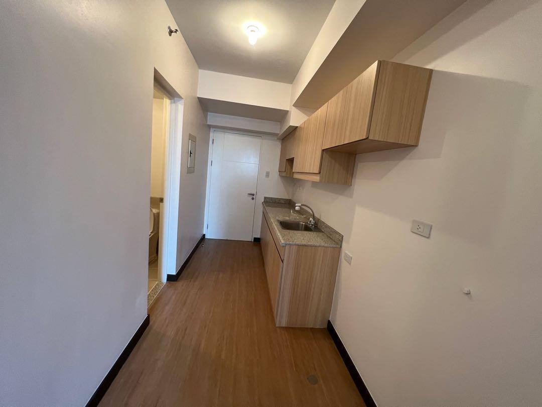 FOR RENT CELANDINE 1 BR (Category: Apartments & Condos) located in Manila. Submitted by linlinstore (Listing ID 1170266428, Image 3). Description: Resort type Bare unit 16th floor 1 br Association dues included 1year contract Near Lrt balintawak Ayala cloverleaf .