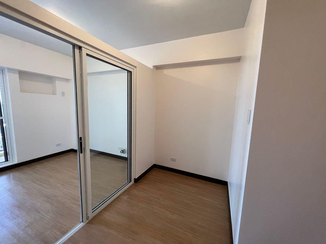 FOR RENT CELANDINE 1 BR (Category: Apartments & Condos) located in Manila. Submitted by linlinstore (Listing ID 1170266428, Image 2). Description: Resort type Bare unit 16th floor 1 br Association dues included 1year contract Near Lrt balintawak Ayala cloverleaf .