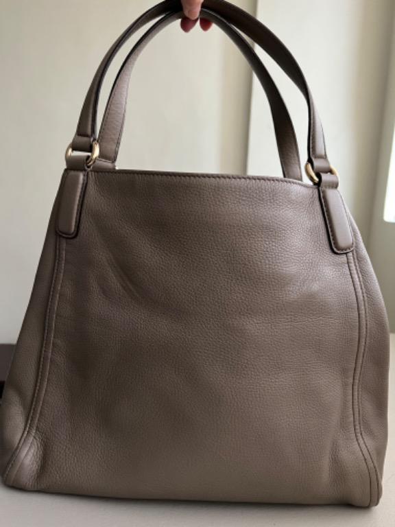 Gucci Soho Tote (Category: Luxury Bags & Wallets) located in Quezon City. Submitted by goldenfinds.ph (Listing ID 1170323546, Image 3). Description: Authentic Gucci Soho Medium Tote Bought in Europe Has signs of usage 14 inches x 12 inches (expandable) PM for more pictures / information.