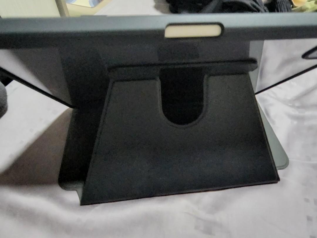 iPad 9.2 case (Category: Cases & Sleeves) located in Singapore. Submitted by fendimanj7 (Listing ID 1170433744, Image 3). Description: brand new price negotiable collect under my block.