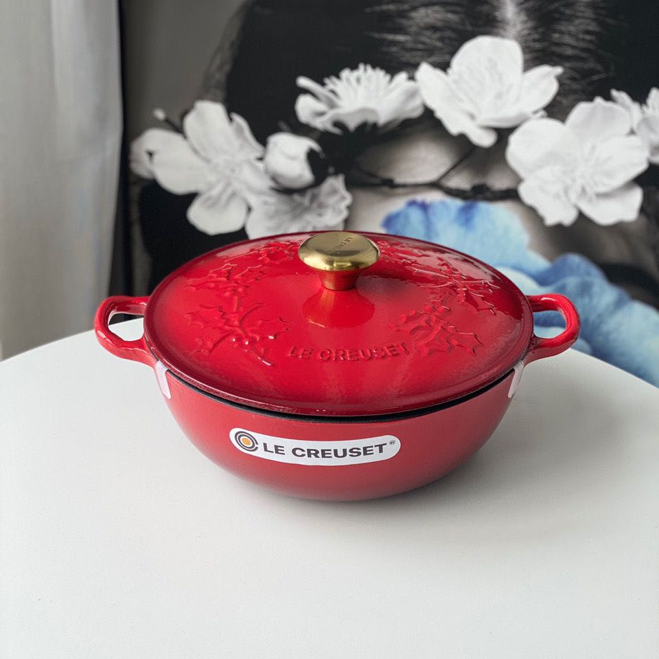 Le Creuset cast iron pot, Furniture & Home Living, Kitchenware