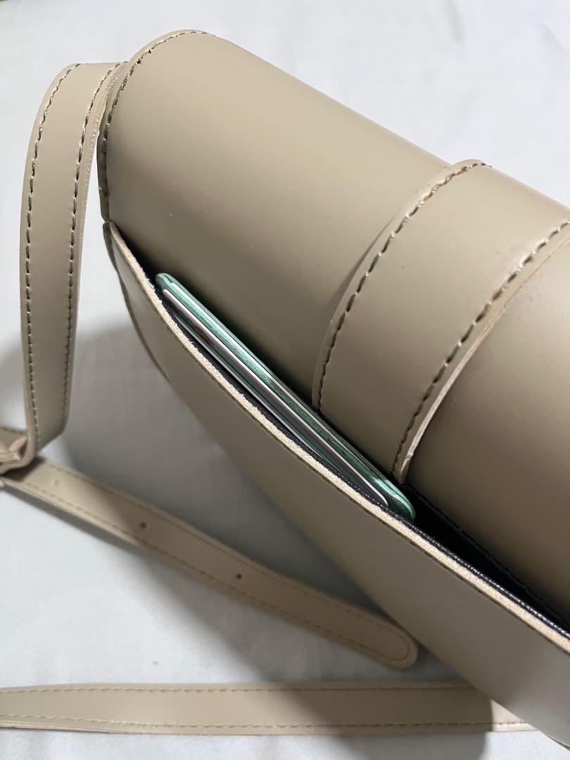 Minimalist Saddle Bag, Women's Fashion, Bags & Wallets, Crossbody Bags