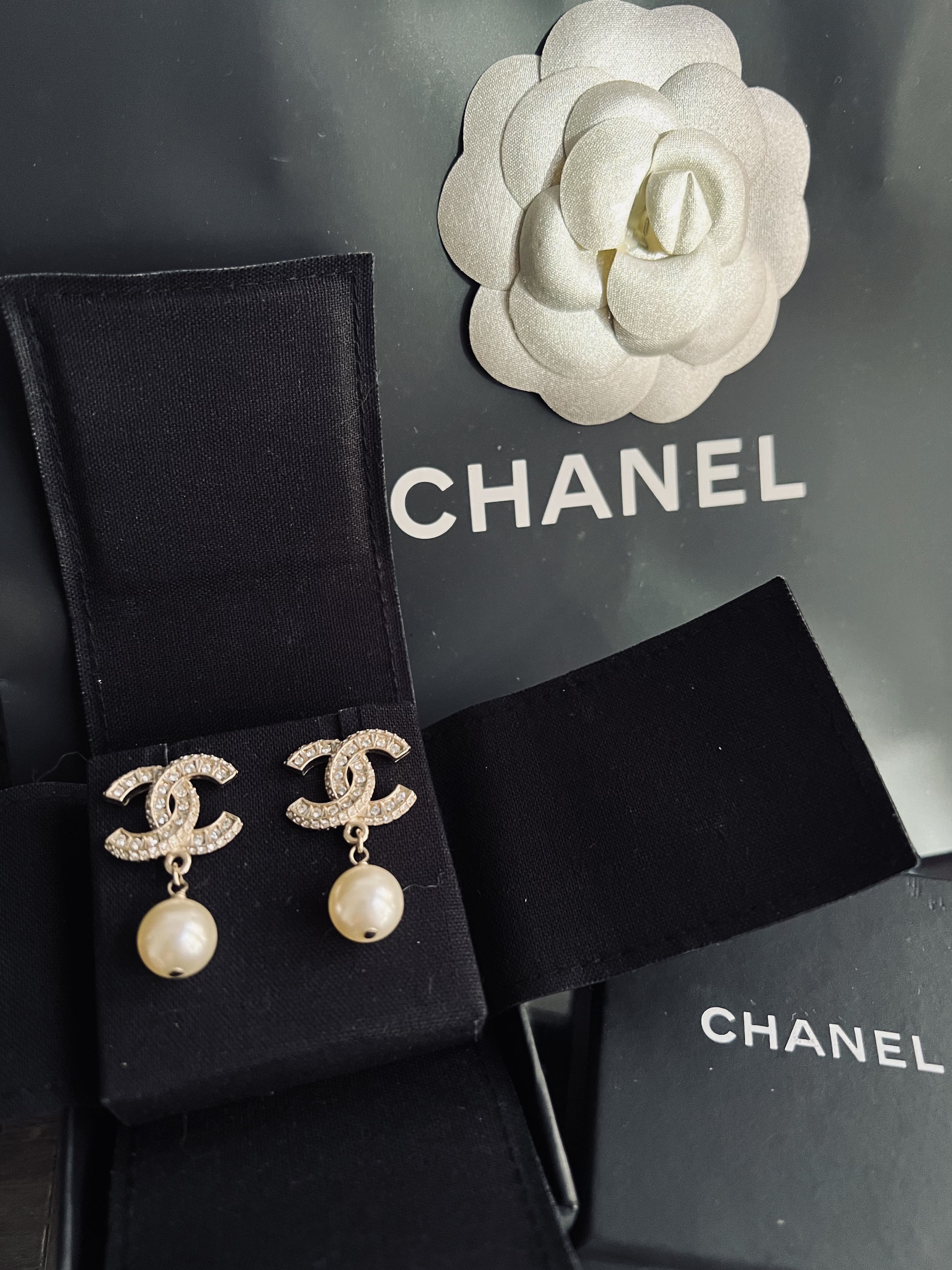 Chanel classic pearl earrings