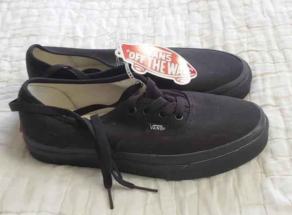Vans all black zalora sales