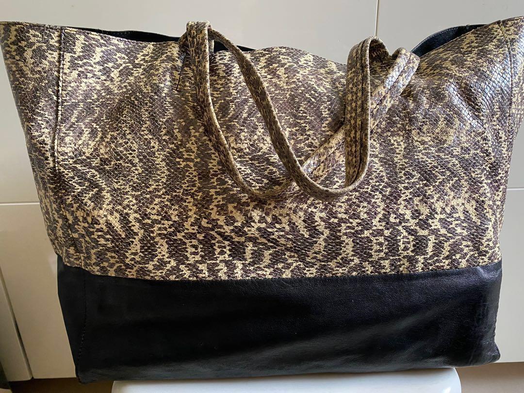 Celine soft python tote bag （分類：手袋及銀包）位於 Hong Kong。 由 JFKHk 提交（商品編號 1175550898，圖片 2）。簡介： 。