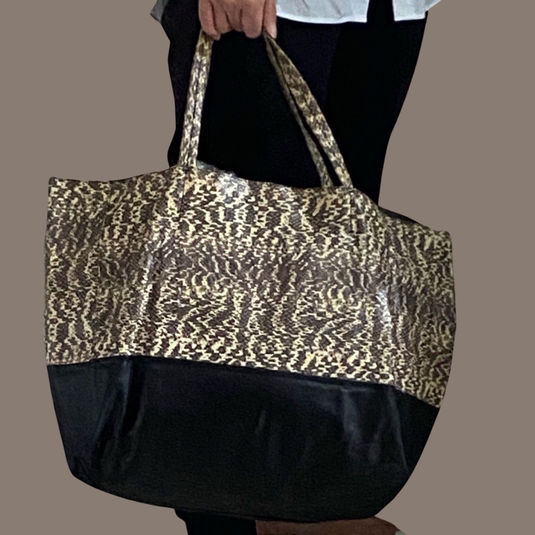 Celine soft python tote bag （分類：手袋及銀包）位於 Hong Kong。 由 JFKHk 提交（商品編號 1175550898，圖片 1）。簡介： 。