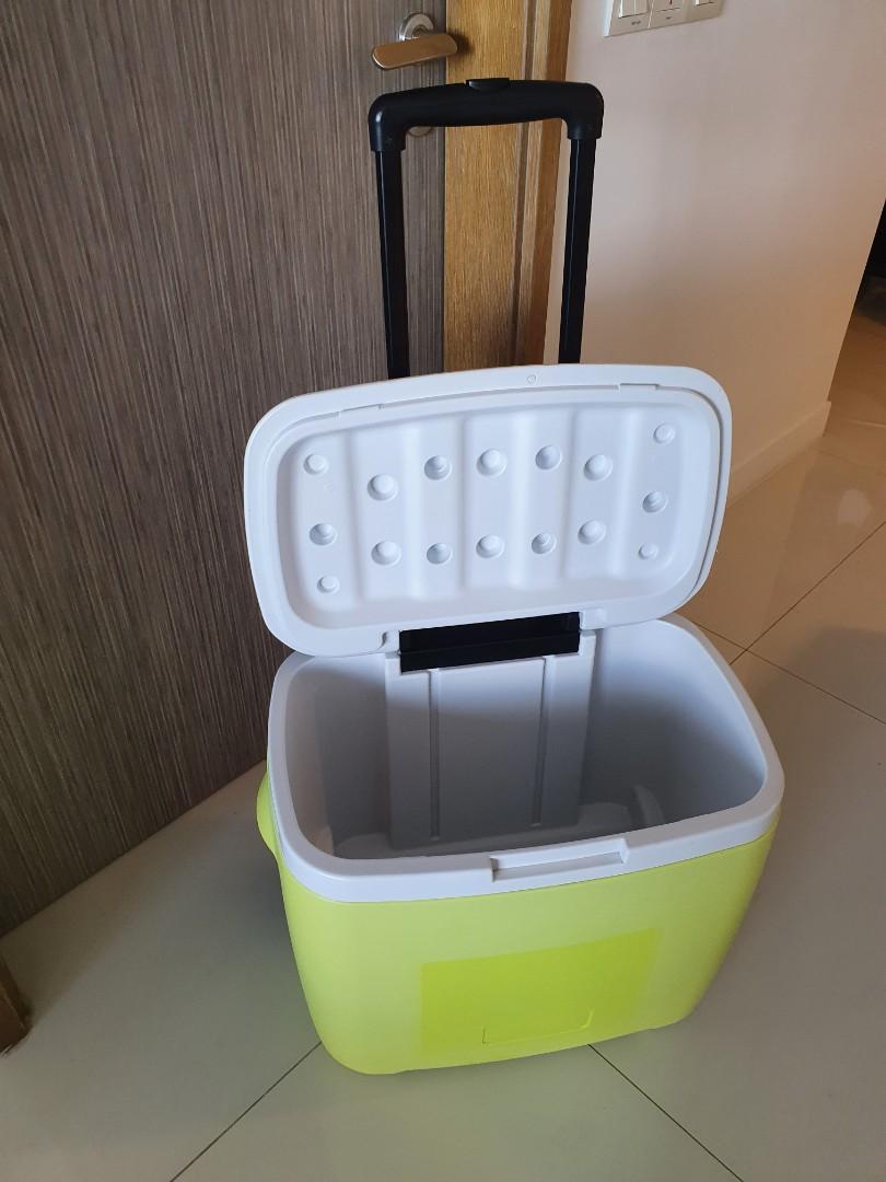 Cooler box on wheels, TV & Home Appliances, Kitchen Appliances