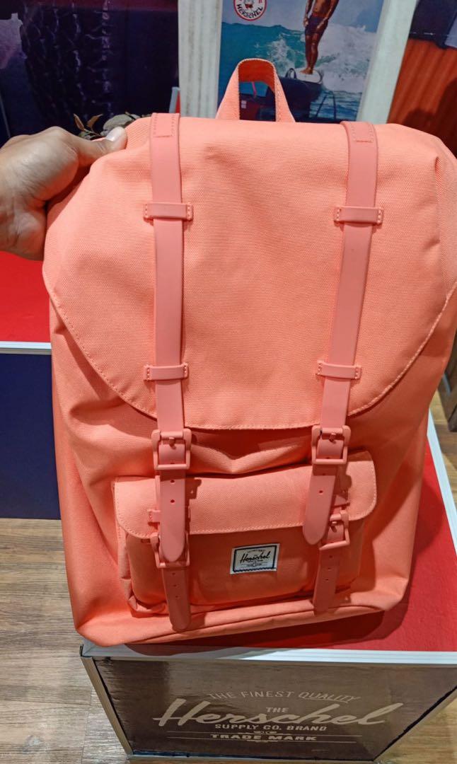 Herschel Little America Salmon, Fesyen 