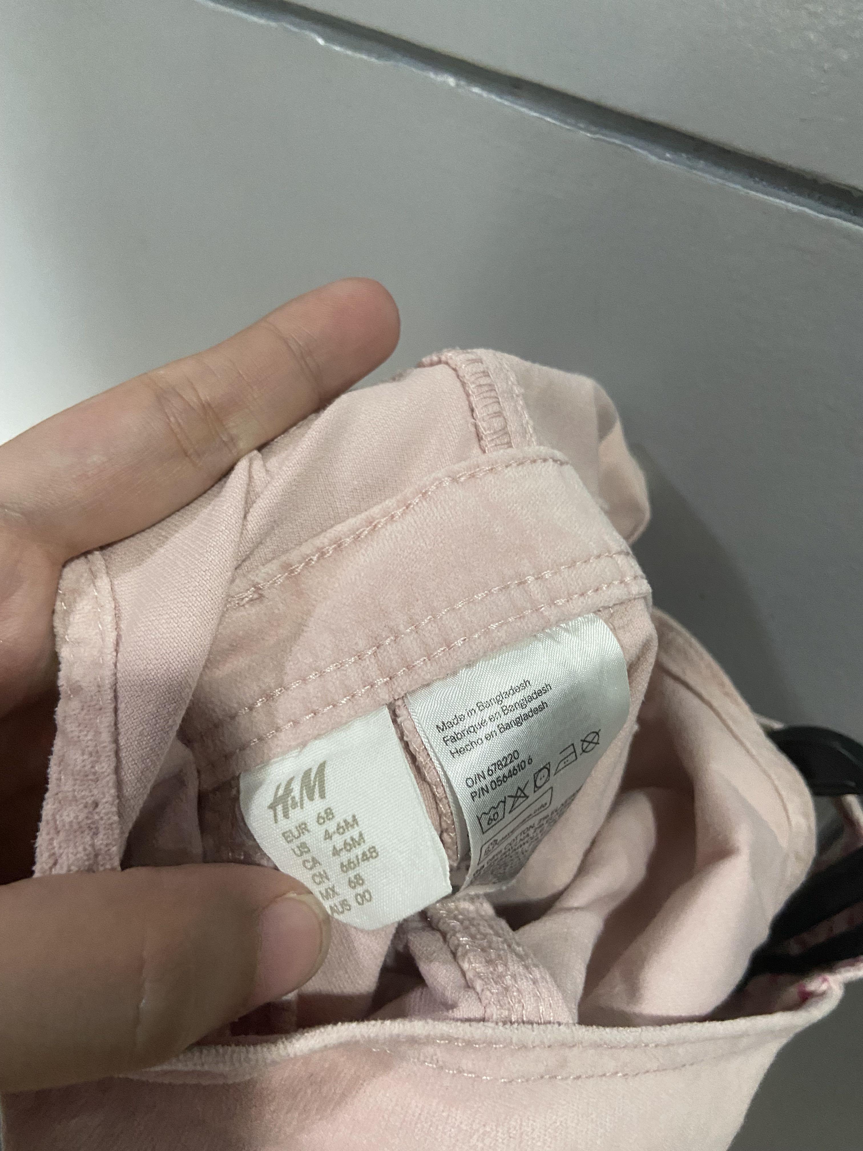 H&M Jumpsuit 4-6months (Category: Babies & Kids Fashion) located in Manila. Submitted by ejpangs (Listing ID 1175469721, Image 2). Description: Used but without damage or flaws.