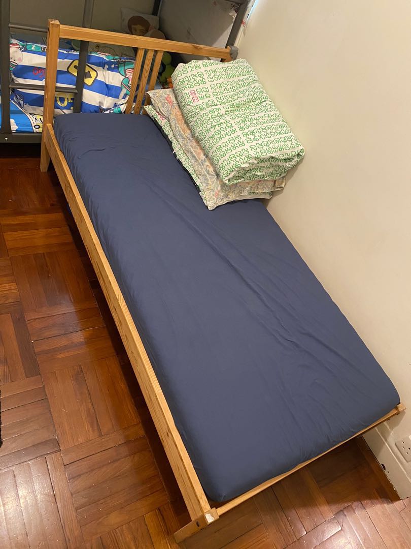 Ikea single wood bed, 傢俬＆家居, 傢俬, 床架及床褥 Carousell