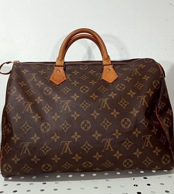 ❗️LV SALE❗️ (Category: Luxury Bags & Wallets) located in Quezon City. Submitted by megchrisanne (Listing ID 1175575153, Image 1). Description: Speedy 35 Signs of wear only Overall in excellent condition Super good deal With provided original dustbag First to pay basis Bdo payment Grab/LBC ready.