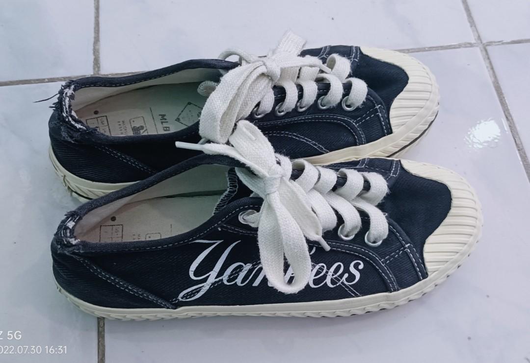 yankees converse sneakers