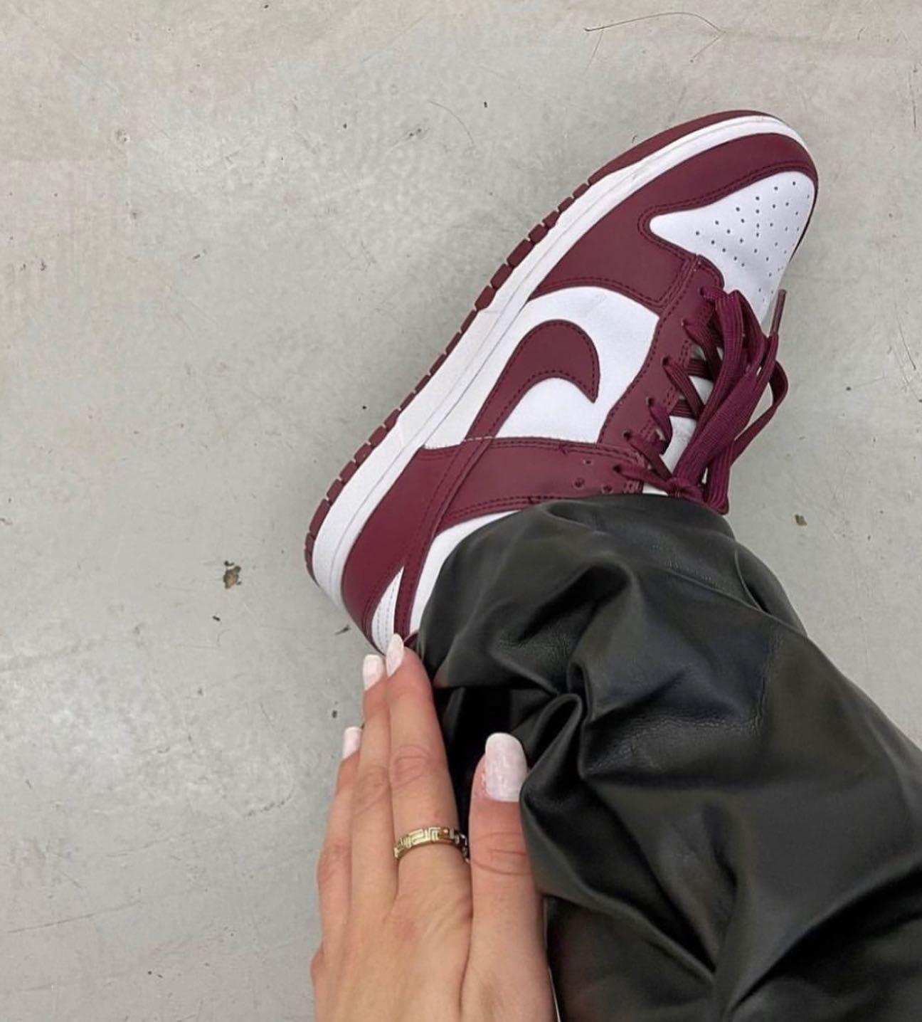 dunk low bordeaux on feet