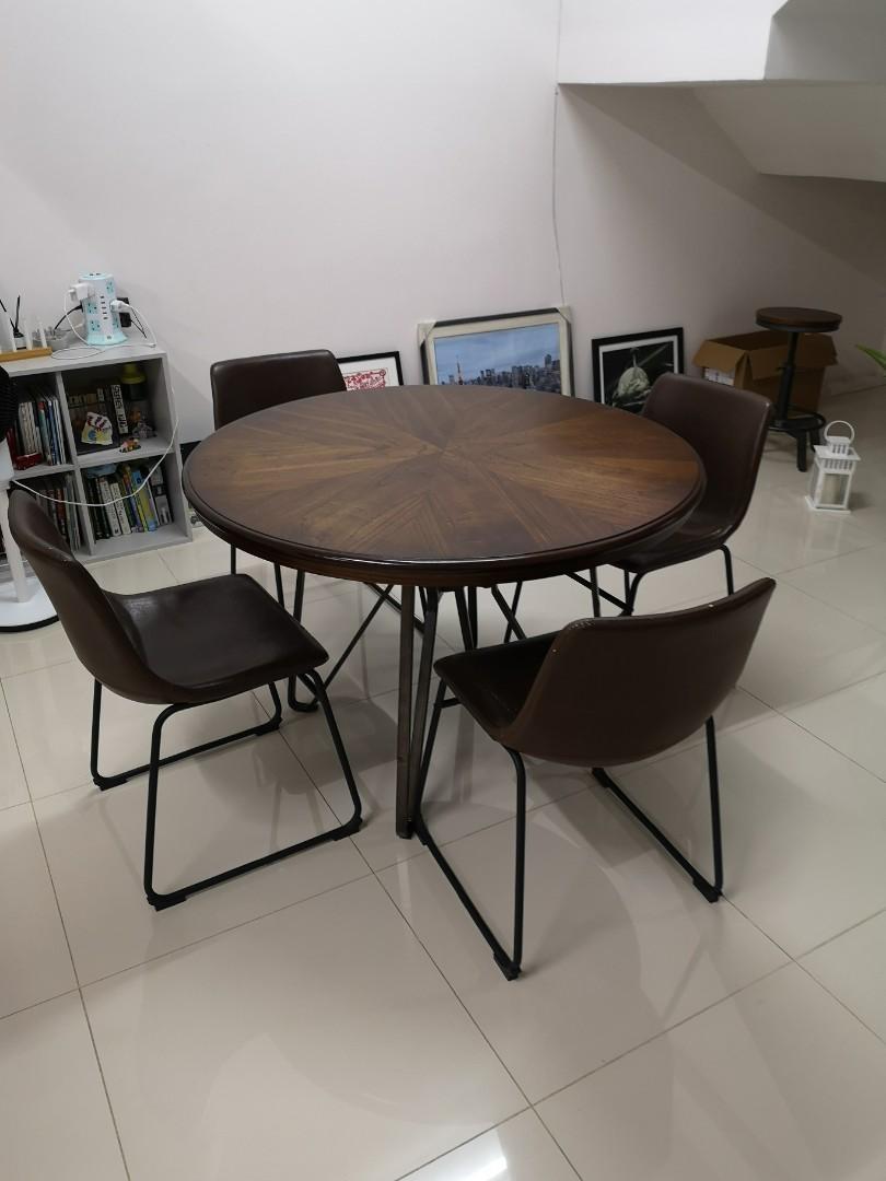 Ashley Furniture round solidwood dining table set incl. 4 chairs