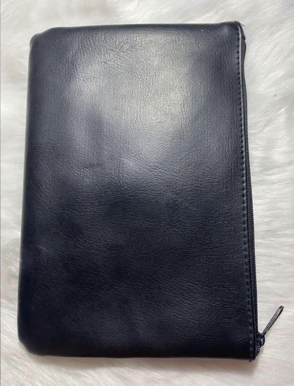 chloe pouch (Category: Luxury Bags & Wallets) located in Antipolo. Submitted by ambercs (Listing ID 1175682099, Image 2). Description: authentic chloe pouch preloved but no major issues pwede pang kikay kit, mask organizer, make up pouch, tissue holder sa bag lakas mka sossy nitong pouch😊.