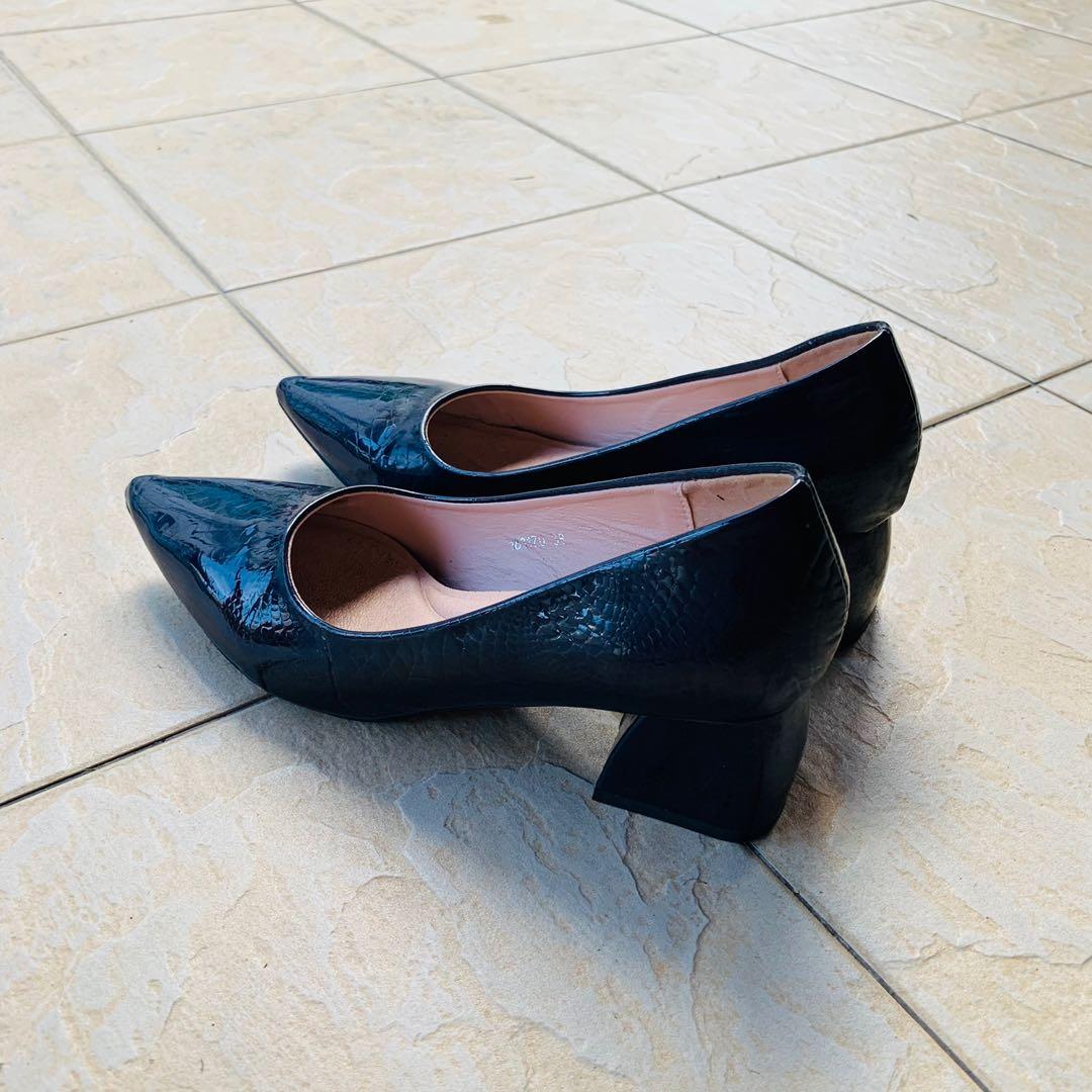 Reflective block heels outlet