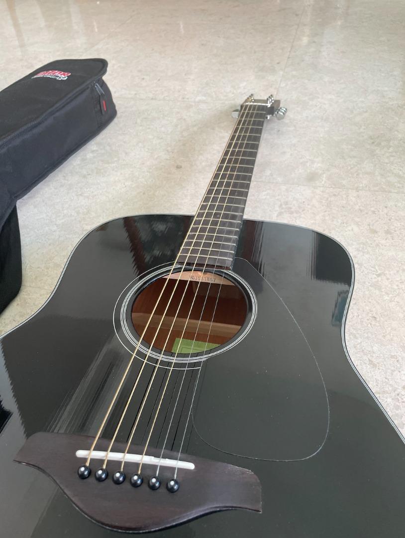 FG800 ACOUSTIC GUITAR(Yamaha)+ case, capo, and tuner., Hobbies & Toys