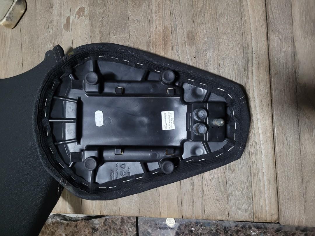 KTM duke 200/390 powerparts seat, Motorcycles, Motorcycle Accessories