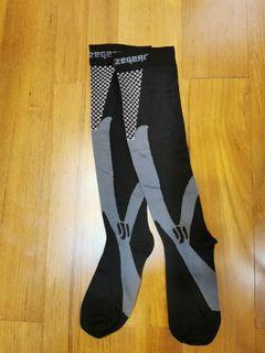 SqueezeGear Compression Socks for Men & Women Perfect for Gym / Cycling