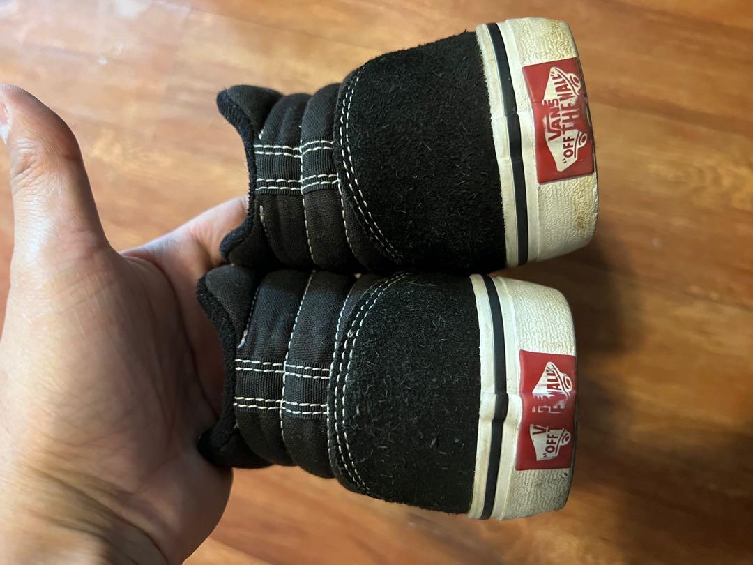 VANS AUTHENTIC (Category: Sneakers & Footwear) located in Quezon City. Submitted by b.caster (Listing ID 1175677243, Image 3). Description: VANS SNEAKERS AUTHENTIC NO BOX SIZE EURO 37 Youth 5.5.