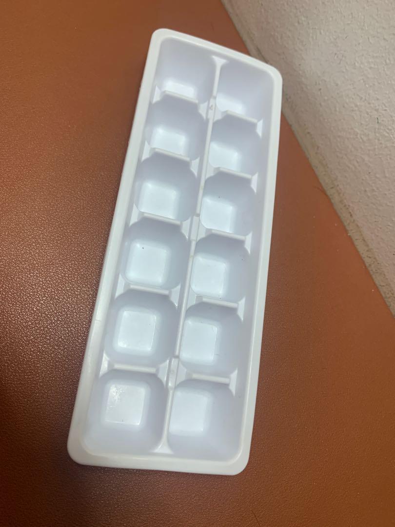 (LF2) white ice cube tray (Category: Other Kitchenware & Tableware) located in Marikina City. Submitted by theflos (Listing ID 1175667719, Image 1). Description: .