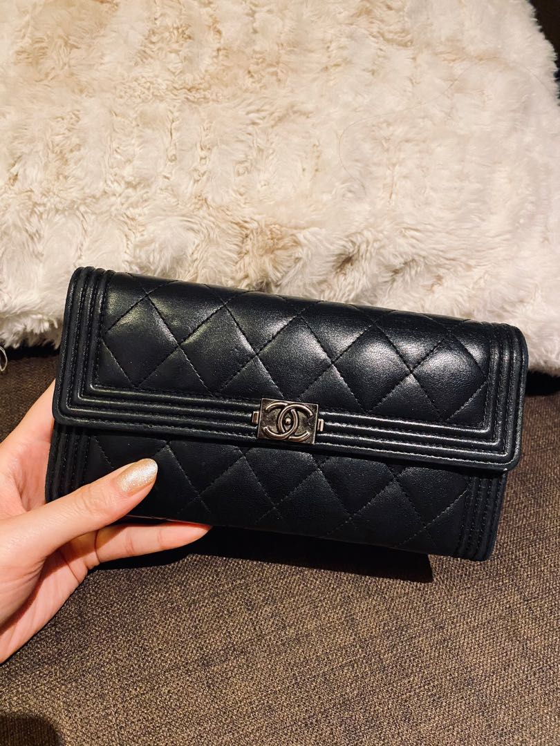 Chanel BOY Wallet Review 