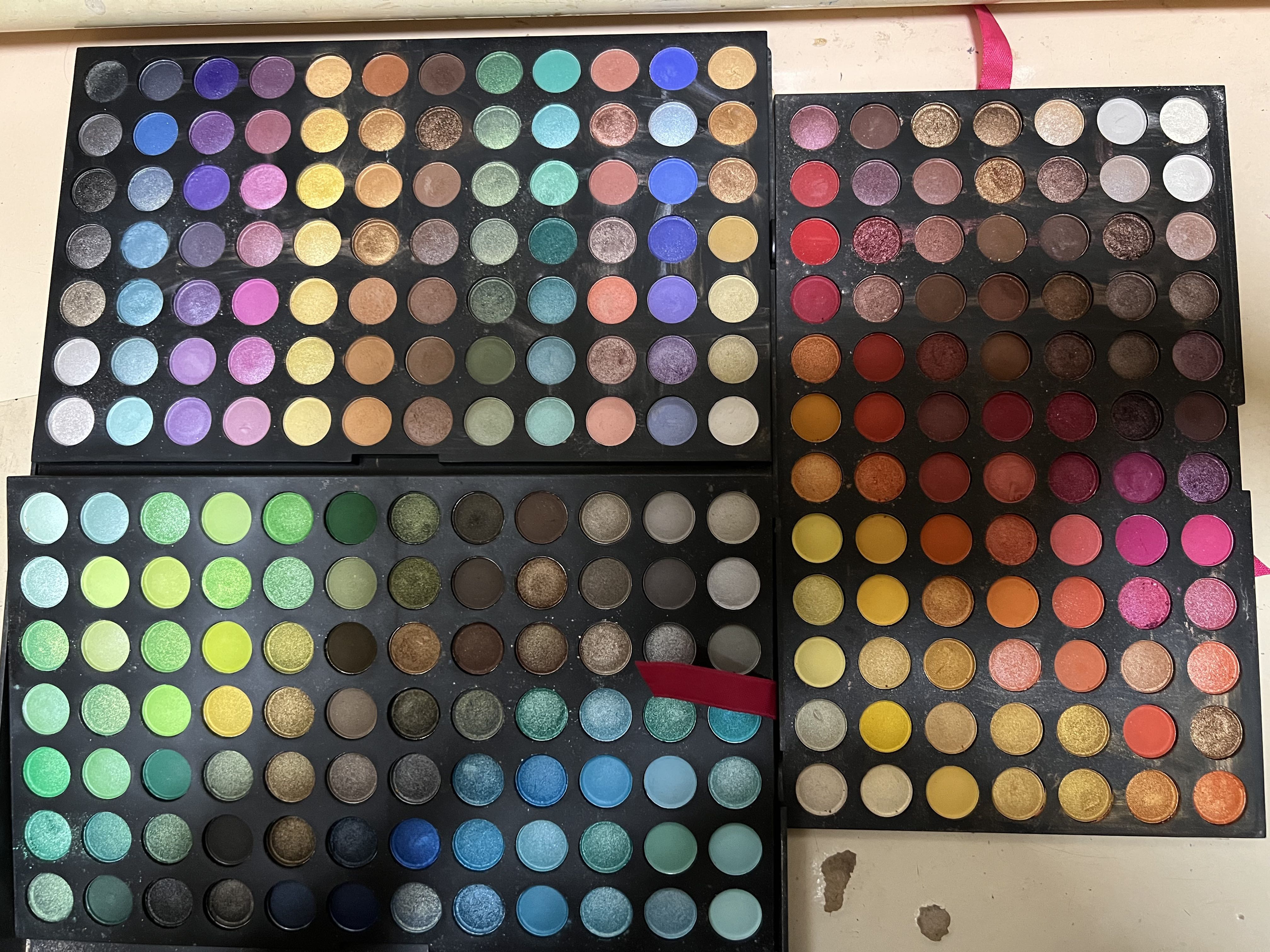 Coastal Scents 252色眼影盤多色化妝眼影盤 美容 化妝品 健康及美容 眼部護理 Carousell