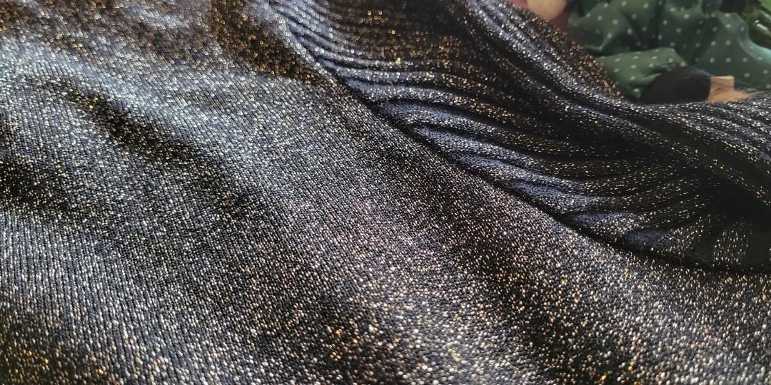 Glittery Longsleeve Top (Retro 80s) (Category: Longsleeves) located in Antipolo. Submitted by issa_wardrobe (Listing ID 1170484858, Image 2). Description: Not really my style but its super pretty! Payment: Gcash/Paypal/COD Rfs: Decluttering. Price is negotiable so feel free to message me :>.
