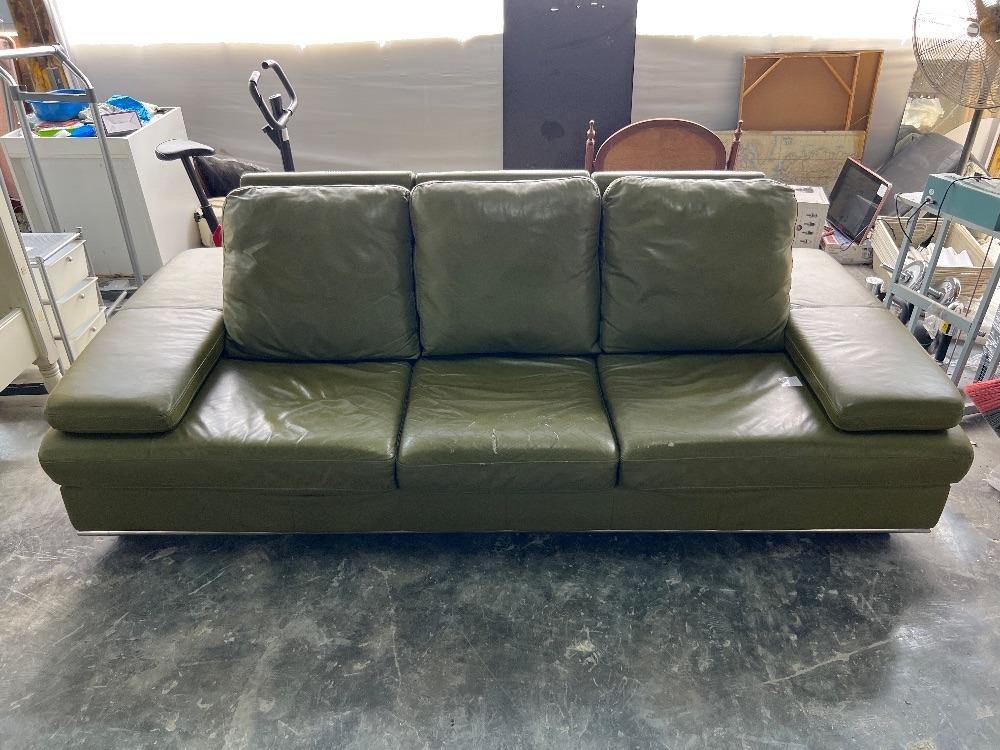 HARVEY NORMAN Leather 3 Seater Sofa with Adjustable Armrest Green Colour Sofa 3 Tempat Duduk Kulit HARVEY NORMAN dengan Tempat Letak Tangan Boleh Laras Warna Hijau Furniture Home Living Furniture Sofa...