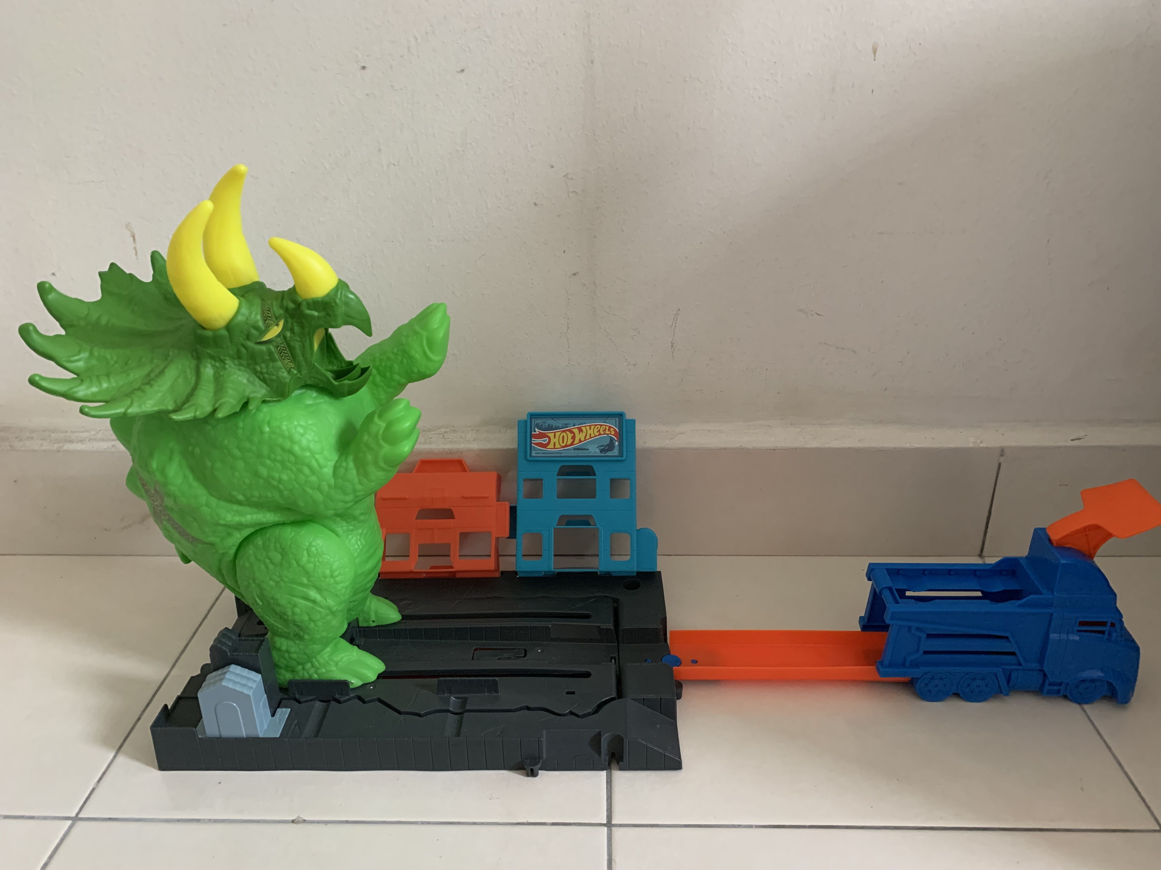 Hot Wheels Smashin' Triceratops Destructive Dino Playset