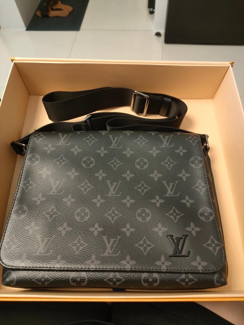 District cloth bag Louis Vuitton Black in Cloth - 17302310